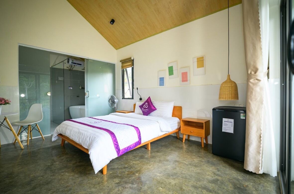 Romantic Cottage, Pets allowed, Mountain View | Desk, blackout curtains, free WiFi