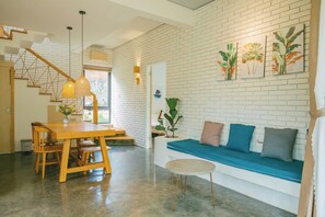 Villa familiar, 3 habitaciones, se aceptan mascotas, vista a la montaña | Interior