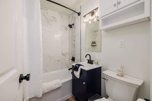 Shower, hair dryer, towels, shampoo - Inlet View Luxe -King Suite - Downtown Anchorage (Anchorage)
