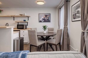 Dining - Inlet View Luxe -King Suite - Downtown Anchorage (Anchorage)