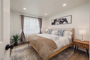 Iron/ironing board, travel cot, WiFi, bed sheets - Inlet View Luxe -King Suite - Downtown Anchorage (Anchorage)