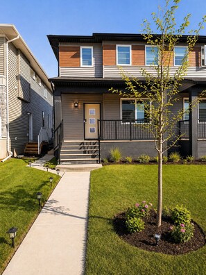Exterior - Modern 3 Bedroom Calgary Airport Stay | Sleeps 8 | Air Conditioning | Brand New (Calgary)