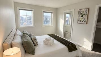 4 bedrooms, iron/ironing board, WiFi, bed sheets