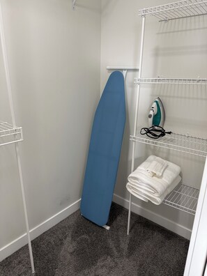 Interior - Modern 3 Bedroom Calgary Airport Stay | Sleeps 8 | Air Conditioning | Brand New (Calgary)