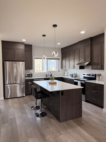 Modern 3 Bedroom Calgary Airport Stay | Sleeps 8 | Air Conditioning | Brand New