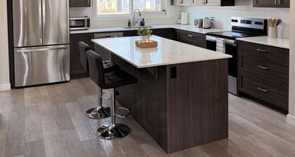 Modern 3 Bedroom Calgary Airport Stay | Sleeps 8 | Air Conditioning | Brand New