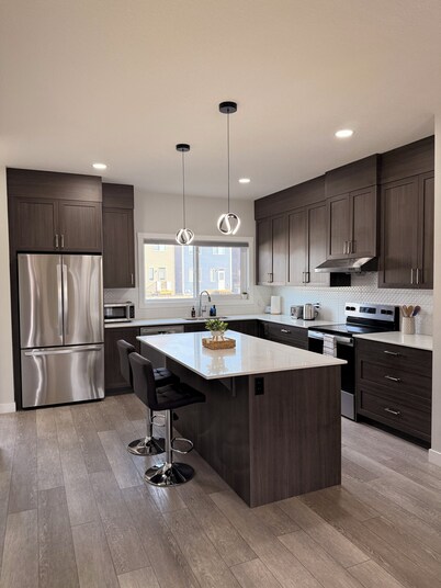 Modern 3 Bedroom Calgary Airport Stay | Sleeps 8 | Air Conditioning | Brand New