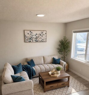 Smart TV - Modern 3 Bedroom Calgary Airport Stay | Sleeps 8 | Air Conditioning | Brand New (Calgary)