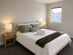 4 bedrooms, iron/ironing board, WiFi, bed sheets - Modern 3 Bedroom Calgary Airport Stay | Sleeps 8 | Air Conditioning | Brand New (Calgary)
