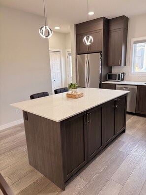 Private kitchen - Modern 3 Bedroom Calgary Airport Stay | Sleeps 8 | Air Conditioning | Brand New (Calgary)