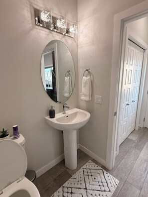 Hair dryer, towels, soap, toilet paper - Modern 3 Bedroom Calgary Airport Stay | Sleeps 8 | Air Conditioning | Brand New (Calgary)