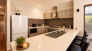 House, 4 Bedrooms, Non Smoking, Air conditioning | Private kitchen | Full-sized fridge, microwave, oven, stovetop