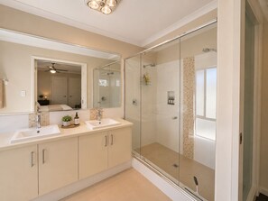 House, 4 Bedrooms, Non Smoking, Air conditioning | Bathroom | Free toiletries, hair dryer, towels, soap - Bay Breeze on Thomas (West Busselton)