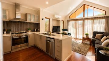 Full-size fridge, microwave, oven, stovetop