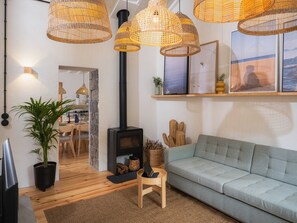 TV - ALMA - Island House by GuestReady (Faial da Terra)