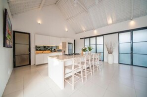 Private kitchen - Specious 3Bedroom Rakuen Villa Canggu (Canggu)