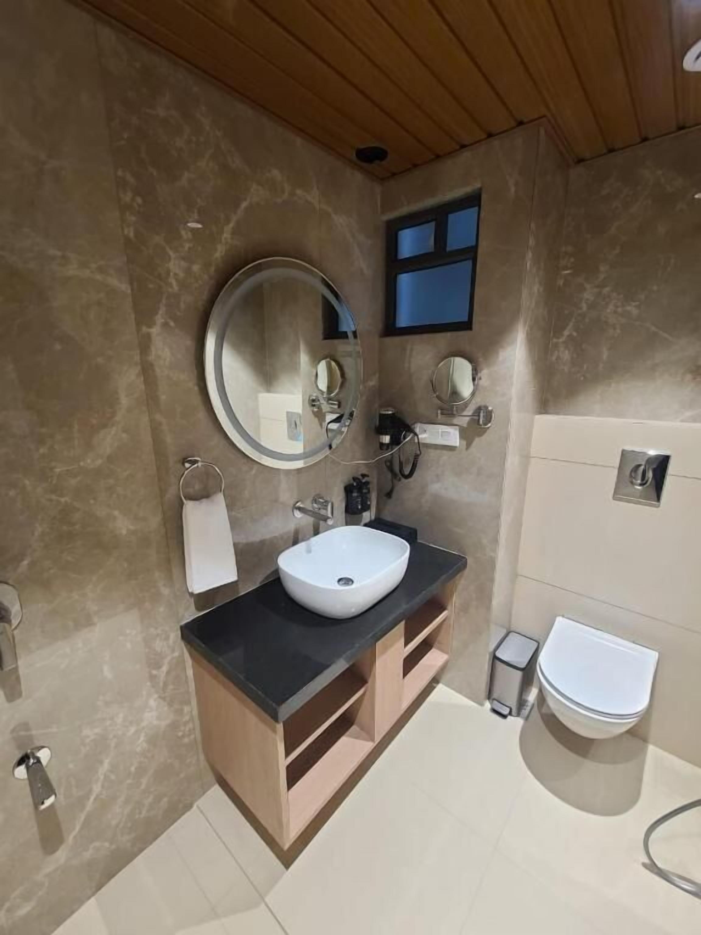 Douche, articles de toilette gratuits, sèche-cheveux, chaussons