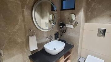 Douche, articles de toilette gratuits, sèche-cheveux, chaussons