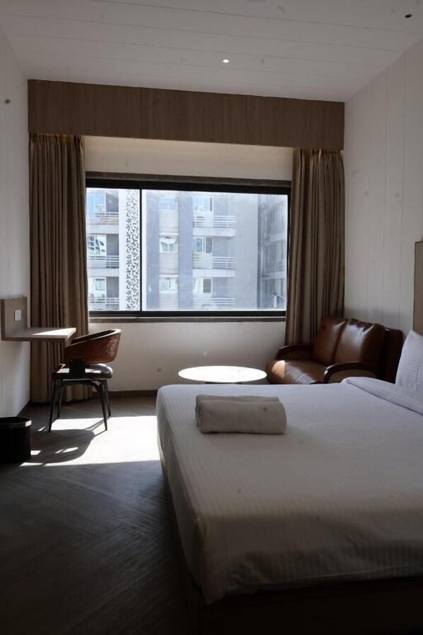 In-room safe, desk, soundproofing, free WiFi