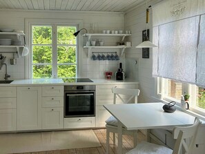 Oven, dishwasher, coffee/tea maker - Traditional cottage near Linné's Råshult (Diö)