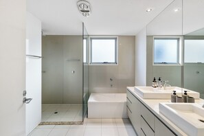 Shower, hair dryer, towels, soap - Brisbane House, New Farm. Architecturally Designed. Great location. Best suburb. (New Farm)