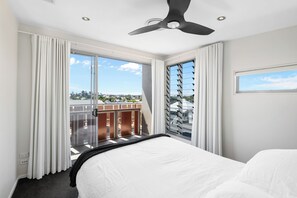 Iron/ironing board, WiFi, bed sheets - Brisbane House, New Farm. Architecturally Designed. Great location. Best suburb. (New Farm)