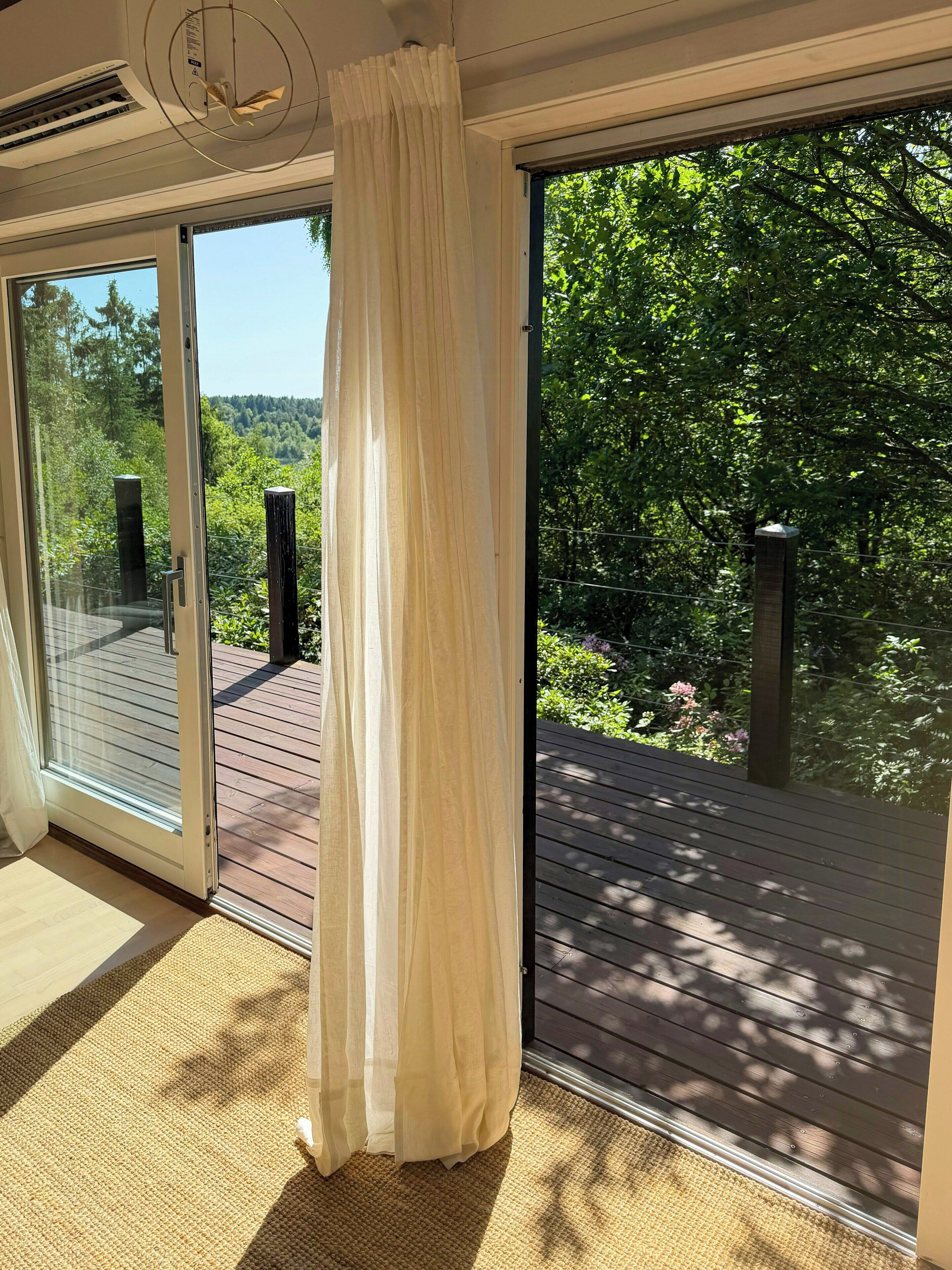 Een kamer met een schuifglazen deur die uitkomt op een terras.