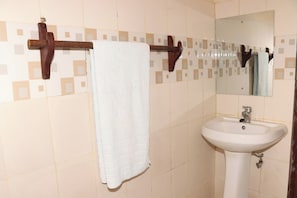Habitación individual estándar | Baño | Ducha, zapatillas, toallas y jabón