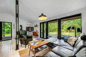 TV, fireplace - Summer house in Houstrup with scenic views (Nørre Nebel)
