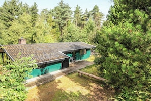 A rustic cabin with a metal roof, surrounded by dense forest. - Summer house in Houstrup with scenic views (Nørre Nebel)