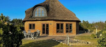 Maison forestière octogonale avec toit de chaume près de Herning