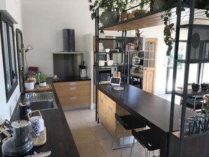 Private kitchen - Large house in Provence with swimming pool 15 min from Aix en Provence. Ideal for families (Beaurecueil)