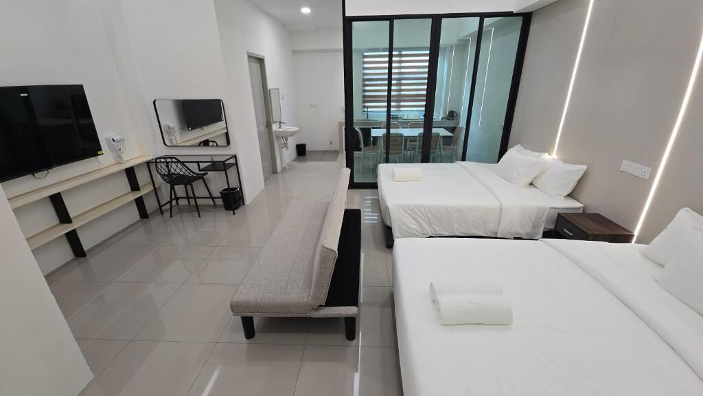 Family Room | Iron/ironing board, free WiFi