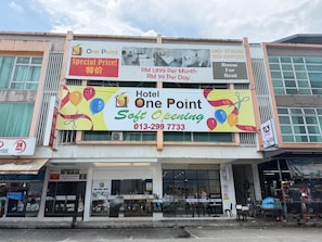 A hotel with a large sign advertising special prices and a contact number. - One Point Hotel TT3 Tabuan Tranquility (Kuching)