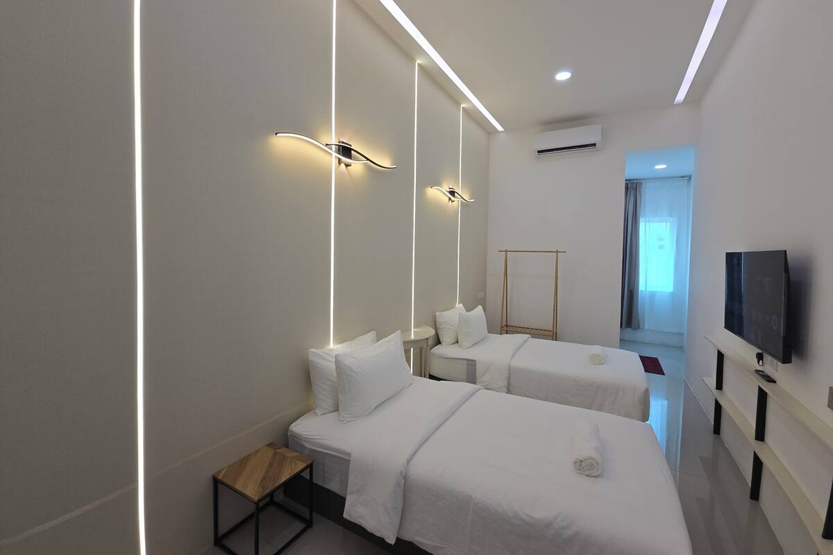 Twin Room, Non Smoking | Iron/ironing board (on request), free WiFi