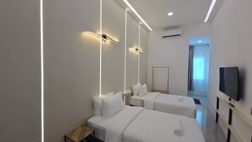 Twin Room, Non Smoking | Seterika/papan seterika, Wi-fi percuma