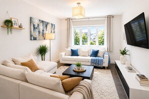 Living area - Stunning Central London Flat | Private Balcony | Sleeps 8 (London)