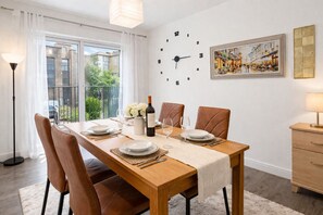 Dining - Stunning Central London Flat | Private Balcony | Sleeps 8 (London)