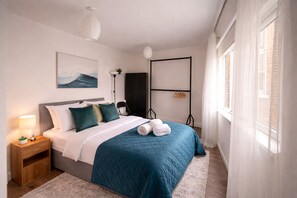 Iron/ironing board, WiFi, bed sheets - Stunning Central London Flat | Private Balcony | Sleeps 8 (London)