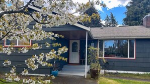 A house with a front porch, a door, and a window. - Perfect Basecamp to explore the PNW and FIFA World Cup, easy walk to lightrail (Shoreline)