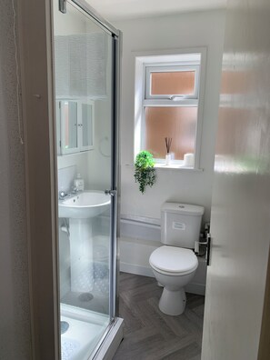 Shower - 3 bedroom, family friendly flat on the Lincolnshire coast of Mablethorpe (Mablethorpe)