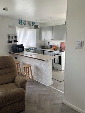 Fridge, microwave, oven, electric kettle - 3 bedroom, family friendly flat on the Lincolnshire coast of Mablethorpe (Mablethorpe)