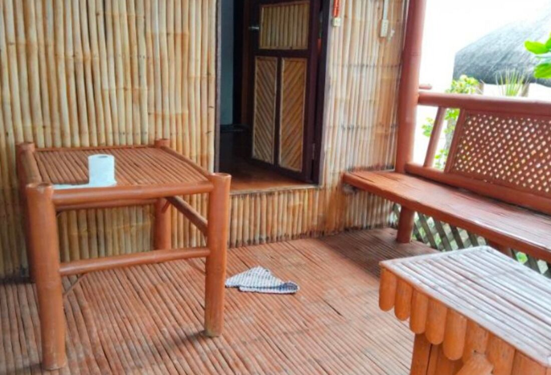 Kamar Triple Basic, balkon, pemandangan laut sebagian | Tempat makan outdoor