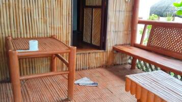 Kamar Triple Basic, balkon, pemandangan laut sebagian | Tempat makan outdoor