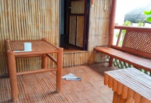 Chambre triple de base, balcon, vue partielle sur l'océan | Restauration en plein air