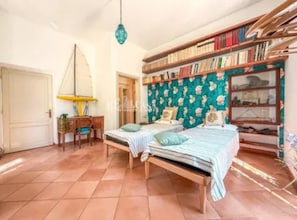 Appartamento con salone vista giardino (in Villa)