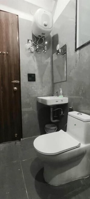 Shower, towels, soap, shampoo - Saran Homestay (Agra)