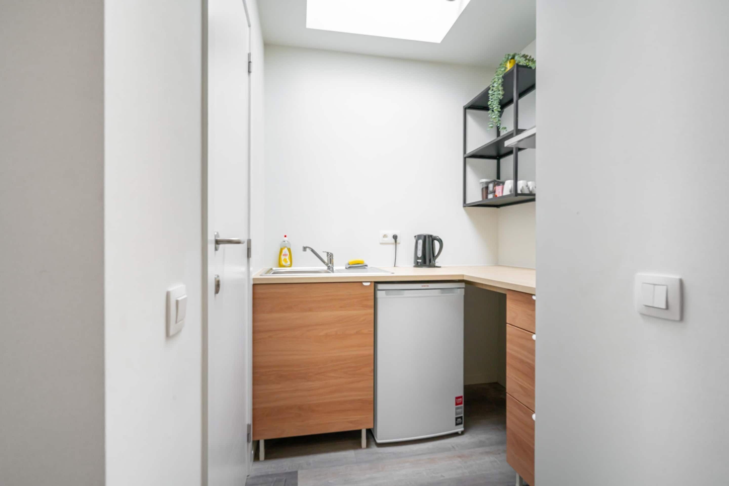 Réfrigérateur, four, plaque de cuisson, cafetière/bouilloire
