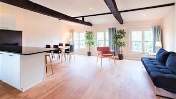 Classic Apartment, 3 Bedrooms | Living room