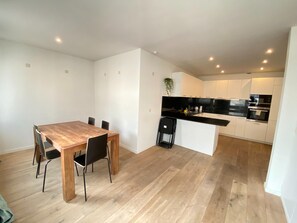 Lägenhet Comfort - 3 sovrum | Eget kök | Kylskåp, mikrovågsugn, ugn och spishäll
